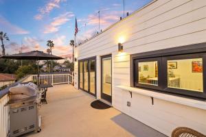 Brand New, Ocean and City Views, 2 Decks, AC, Parking