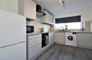 Parking - Sleeps 5 - 3 Bedroom - Freshly Renovated