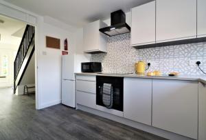 Parking - Sleeps 5 - 3 Bedroom - Freshly Renovated