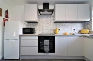 Parking - Sleeps 5 - 3 Bedroom - Freshly Renovated