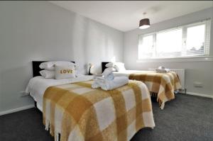 Parking - Sleeps 5 - 3 Bedroom - Freshly Renovated