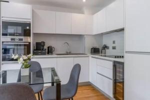 #76 Communication Suite, Birmingham Central - sleeps 2- Perfect for Business traveler and Couples