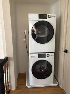 Warm & Stylish 3BR with Private Yard - Tower Grove