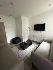 Large 6 Bed 6 Bathroom House - Ideal For Families, Large Groups, Contractors & Business Travellers