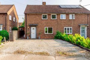 Comfortable 3BED House with Garden & Parking