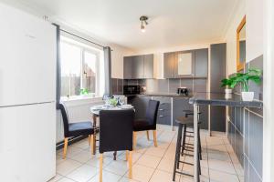 Comfortable 3BED House with Garden & Parking