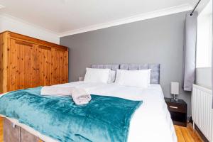 Comfortable 3BED House with Garden & Parking