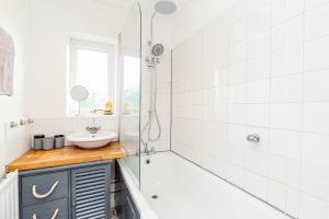 Comfortable 3BED House with Garden & Parking