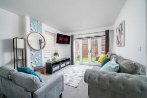 Stunning Six Bedroom House with Garden, Balcony & Free Parking in Dartford Near Bluewater, and Easy Access to London