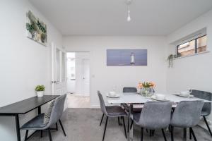 Stunning Six Bedroom House with Garden, Balcony & Free Parking in Dartford Near Bluewater, and Easy Access to London