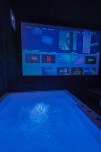 Suite 2 Stay- Private Jacuzzi Suite near 32nd Avenue