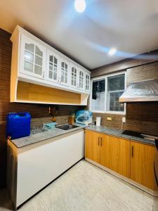 3BR w pool Near airport Condo with Work stations