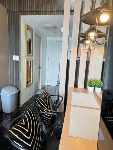 EC City Haven Modern Cozy Studio near Malls and Transport terminals with Wifi Netflix Balcony