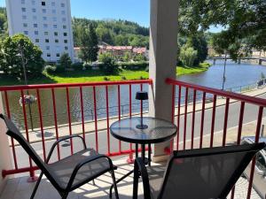 Riverside Luxury Apartments & Café - Bohemian Paradise on the Greenway Jizera