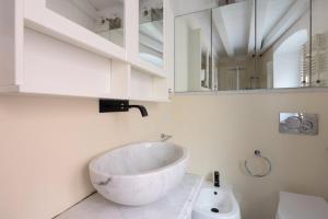 Bright Sea-View Apartment on Two Floors in Lerici, up to 4 Guests