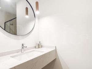 Modern 2-Bed Apartment, Heart of Málaga REMS