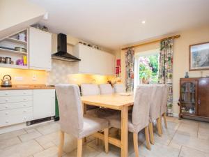 4 Bed in Bridport oc-dc195