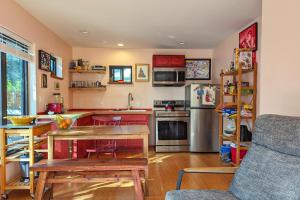 $800 Weekly | $2750 Monthly | Renovated Tinyhome!