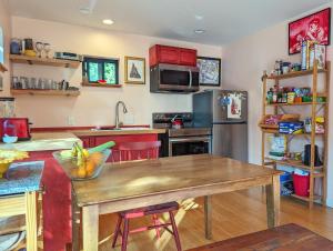 $800 Weekly | $2750 Monthly | Renovated Tinyhome!