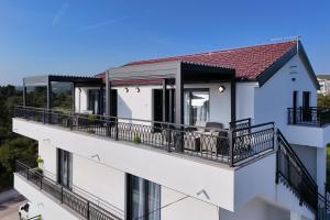 Golden Horizon Residence-Peaceful Oasis with Pool Near the Sea