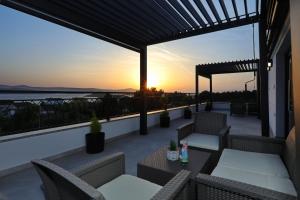 Golden Horizon Residence-Peaceful Oasis with Pool Near the Sea