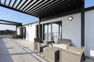 Golden Horizon Residence-Peaceful Oasis with Pool Near the Sea