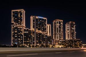 Luxury 1BR at The Crest-Sobha with Dubai Skyline Views & Personalized Hosting