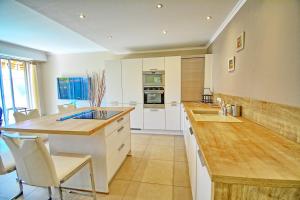 Luxury Apartment, Private Garden Sea within Walking Distance Parking