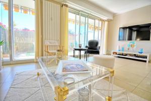 Luxury Apartment, Private Garden Sea within Walking Distance Parking