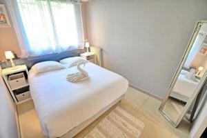 Luxury Apartment, Private Garden Sea within Walking Distance Parking