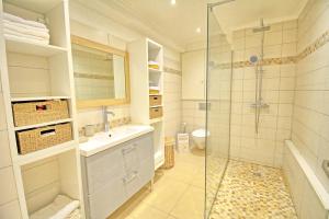 Luxury Apartment, Private Garden Sea within Walking Distance Parking
