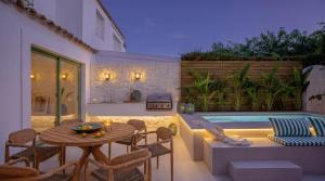 VACATION MARBELLA I Casa Savia, Private Pool, BBQ, Renovated in 2024, Luxury Ample Interiors, Next to Restaurants, 10min walk to the Beach