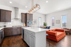 8min to Downtown with Rooftop Golf Grill and Firepit