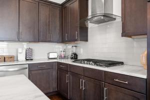 8min to Downtown with Rooftop Golf Grill and Firepit