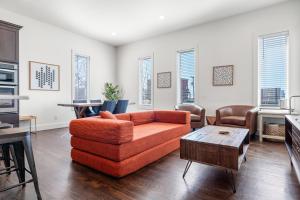 8min to Downtown with Rooftop Golf Grill and Firepit