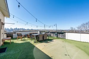 8min to Downtown with Rooftop Golf Grill and Firepit