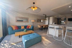 Villa Indigo - Sea view, pool and beach 50 m away