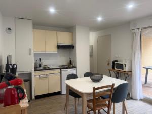 joli T2 proche du centre, en rez-de-chaussée pour 4 à 5 personnes, terrasse, Wi-Fi, parking