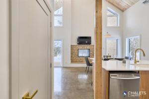 Chalet Altitude Riverfront Pet-Friendly
