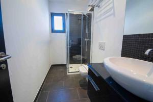 Idyllic 6 bed villa stunning sea view salt pool