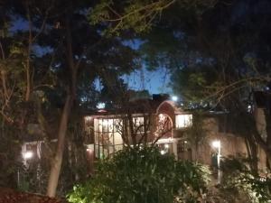 Casa La Quinta, excepcional con Terreno y exuberante jardín, próxima a Estadio Mundialista Azteca