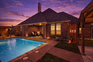 Heart of Ferris 3-BD 2-BA with Pool Patio & BBQ