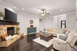 Heart of Ferris 3-BD 2-BA with Pool Patio & BBQ