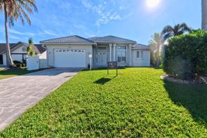 VRCC Villa Alba - waterfront villa with boat dock