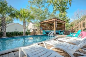 Woodlands Wonder by Oak Island Accommodations