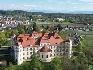 SILCORA Panorama Apartment - 3 SZ -Alpen See Schlossblick -Balkon -Parken -Nähe See und Messe