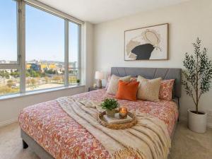 Bright 3BR Apartment Near Rogers Arena and Chinatown