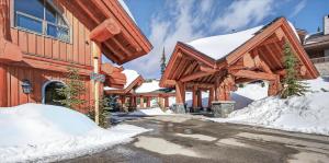 White Spirit Lodge, Artisan Log Masterpiece Chalet