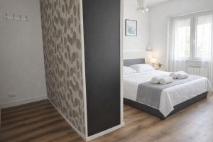 Casa Dolce Casa - Dual Modern Apartment, 1 min from Metro, up to 9 Guest