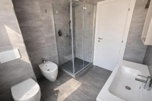 Casa Dolce Casa - Dual Modern Apartment, 1 min from Metro, up to 9 Guest